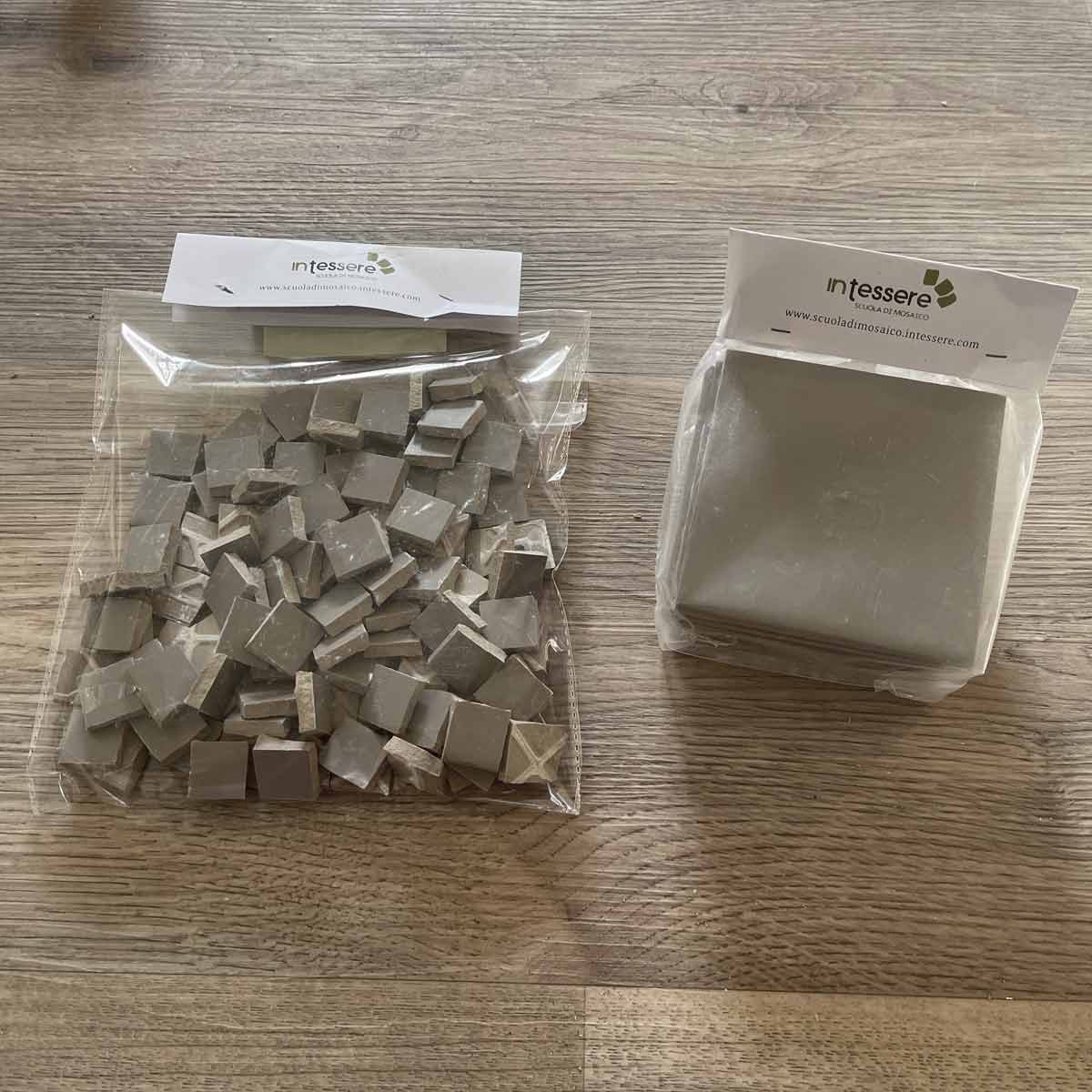 Ceramica colorata per fare mosaico: sacchetti da 1 kg di tessere in ceramica grigio già tagliate o lastre quadrate da tagliare