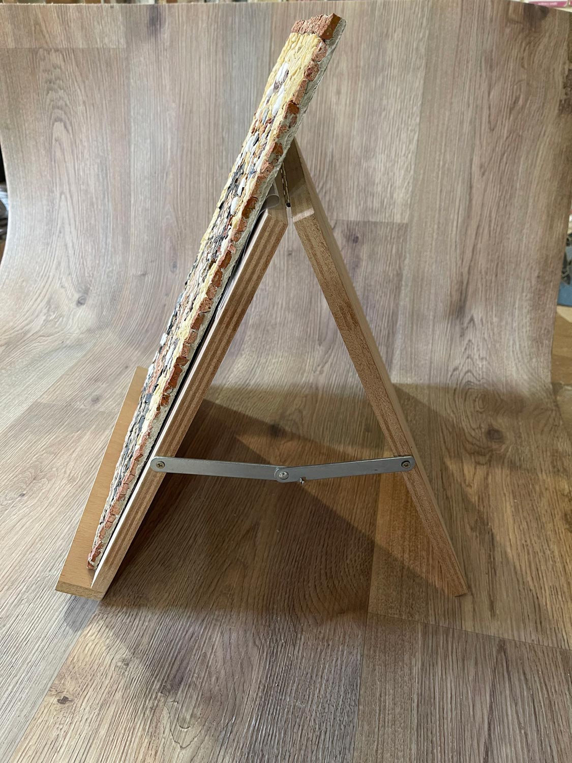 Vertical wooden easel for mosaic