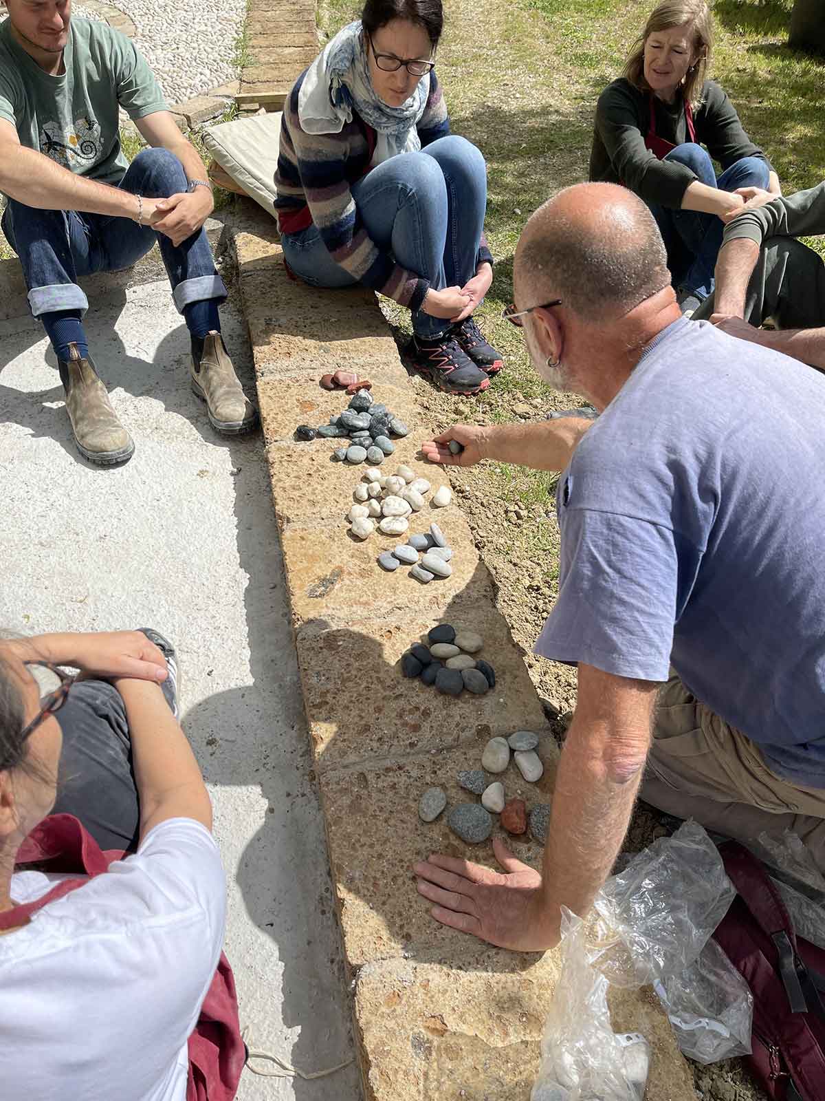 Cours en group de calade mosaïque de galets