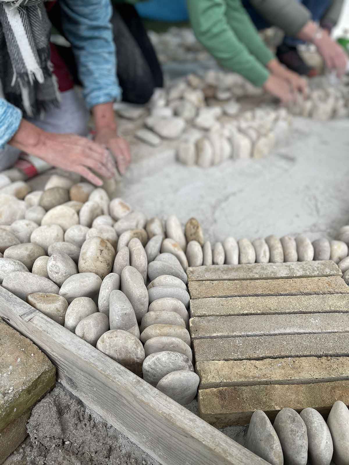 Cours en group de calade mosaïque de galets