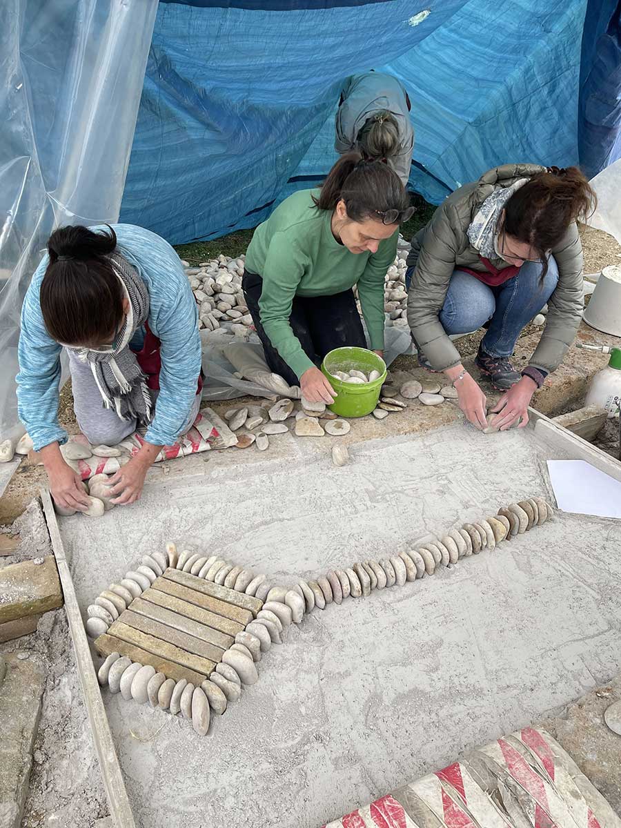 Cours en group de calade mosaïque de galets