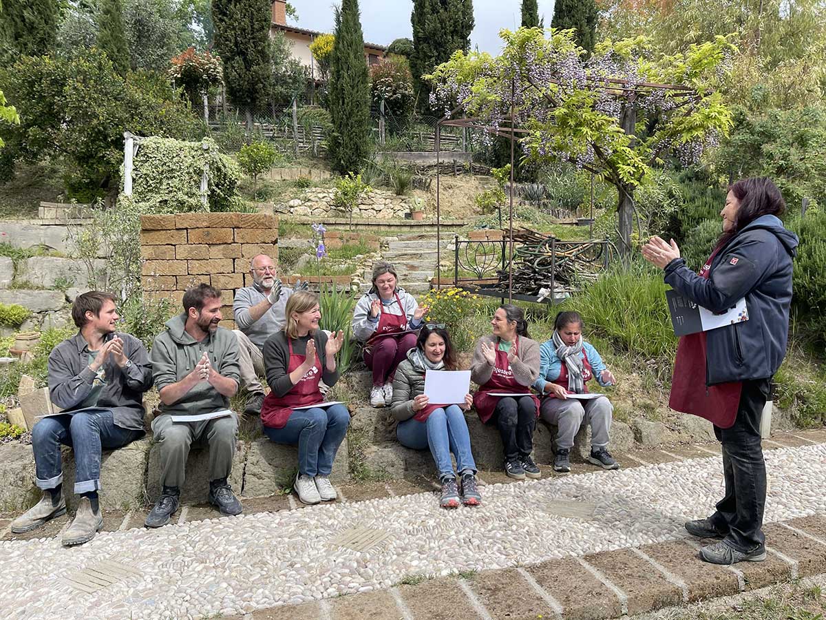 Cours en group de calade mosaïque de galets