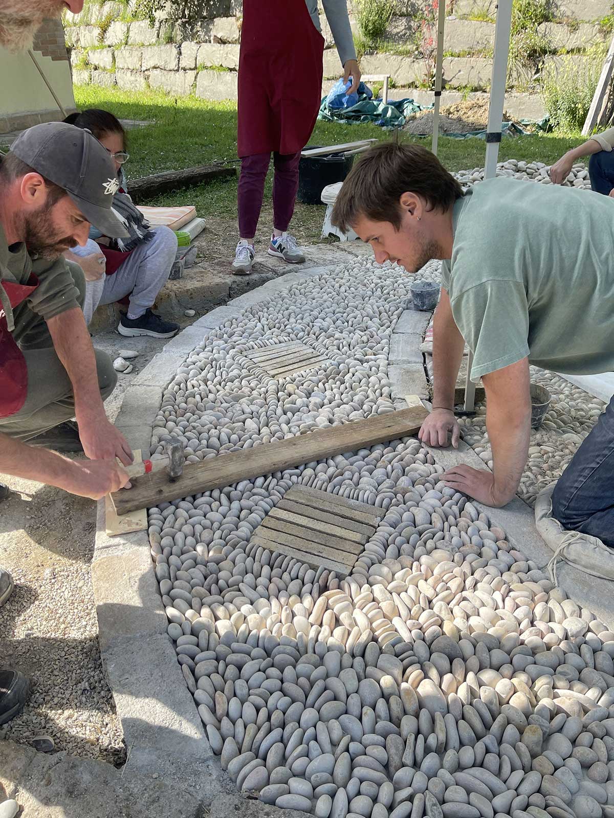 Cours en group de calade mosaïque de galets