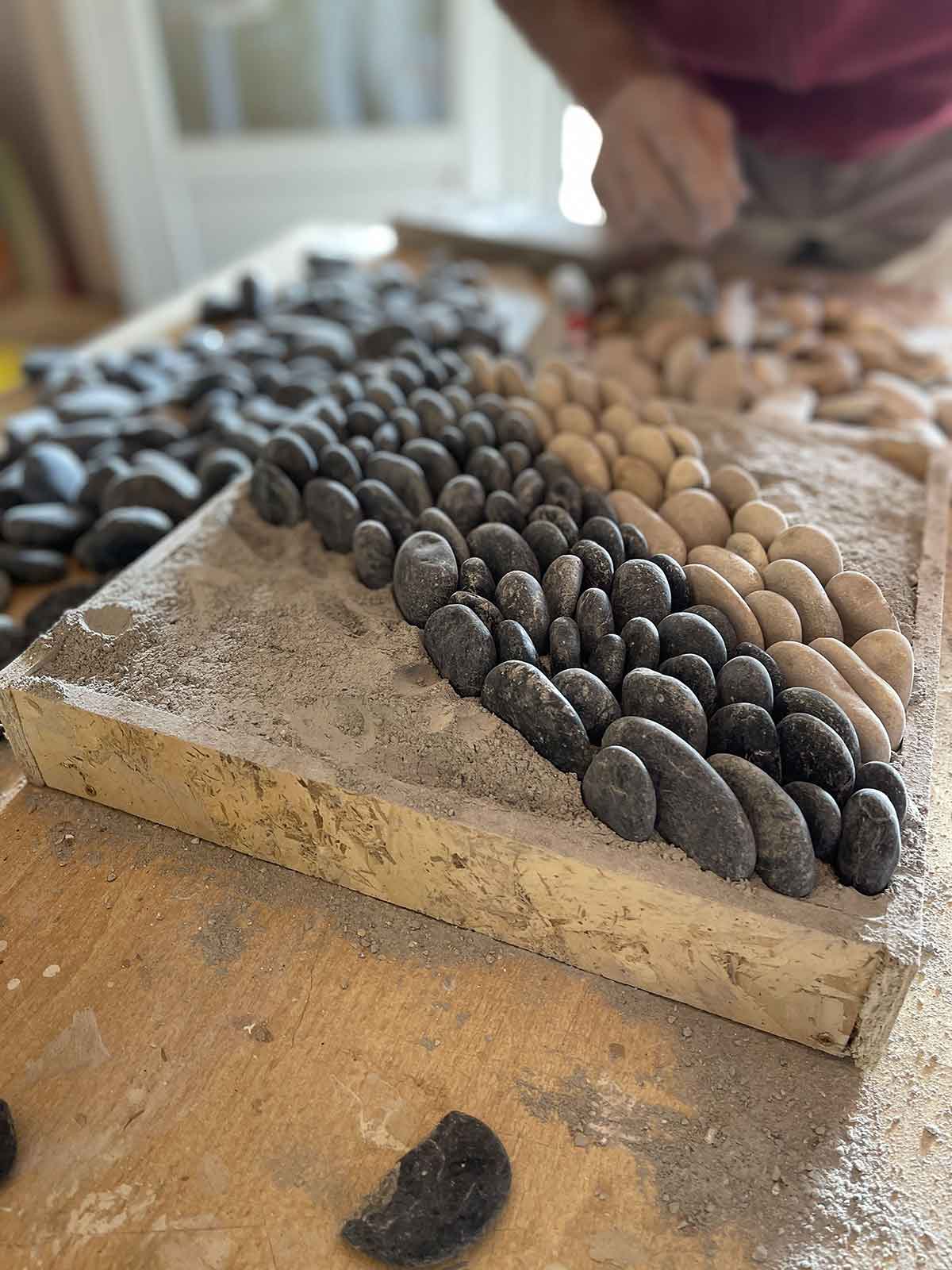 Cours en group de calade mosaïque de galets