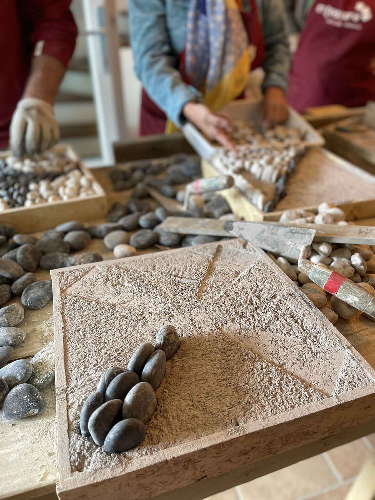 Cours en group de calade mosaïque de galets