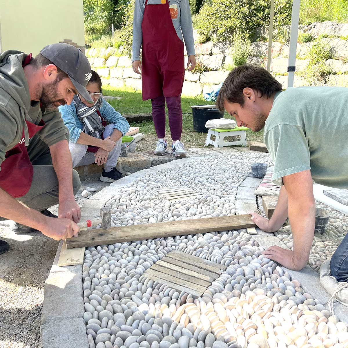 Cours en group de calade mosaïque de galets